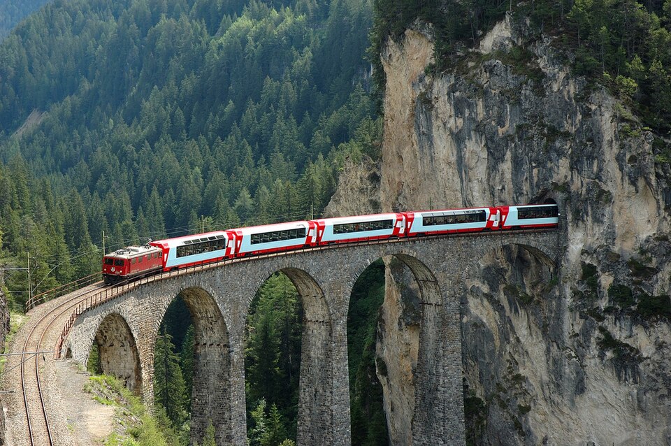 Rhaetian Railway in the Albula / Bernina Landscapes（Italy）